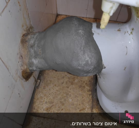 חיבור צינור אסלה עם חומר איטום אפור